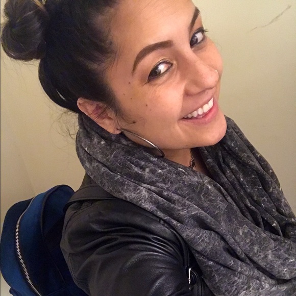 Meet your Posher, Becca - Picture 3 of 8