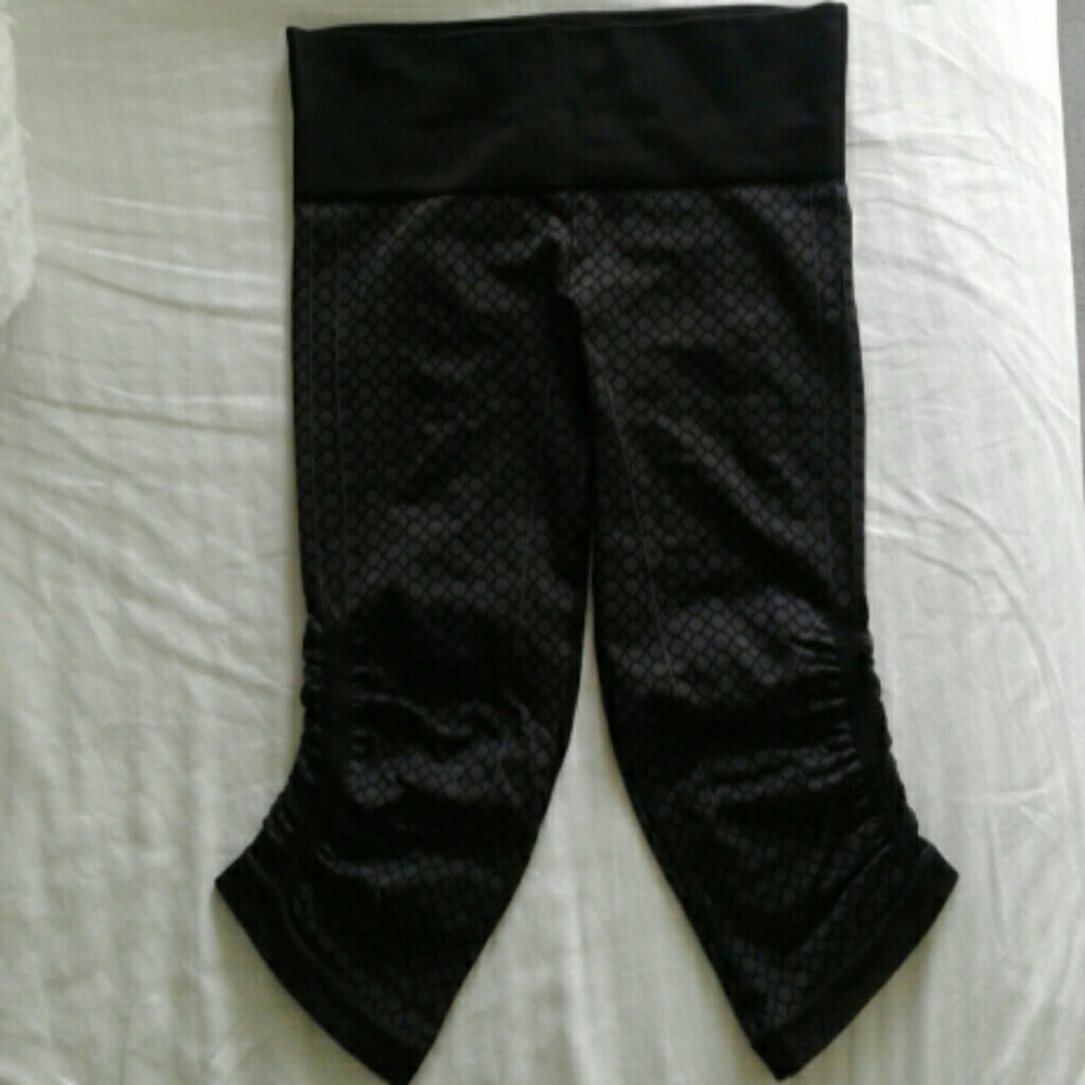 NWOT Lululemon in the flow crop 8