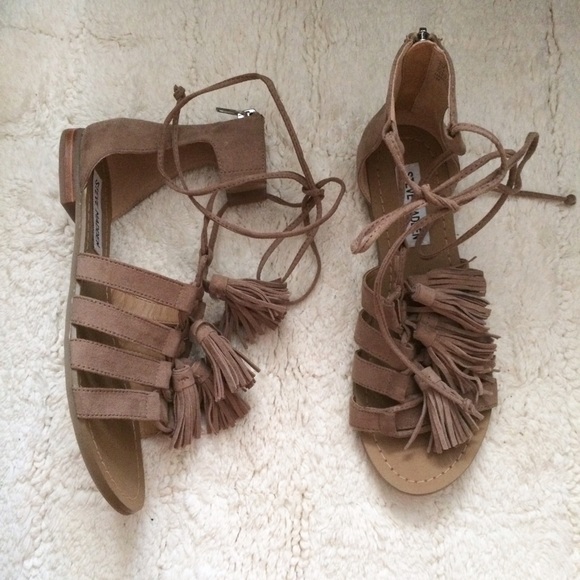 Steve Madden Monrowe Tassel Sandal - Picture 3 of 4