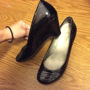 SIze 4 Me Too patent low comfy wedges