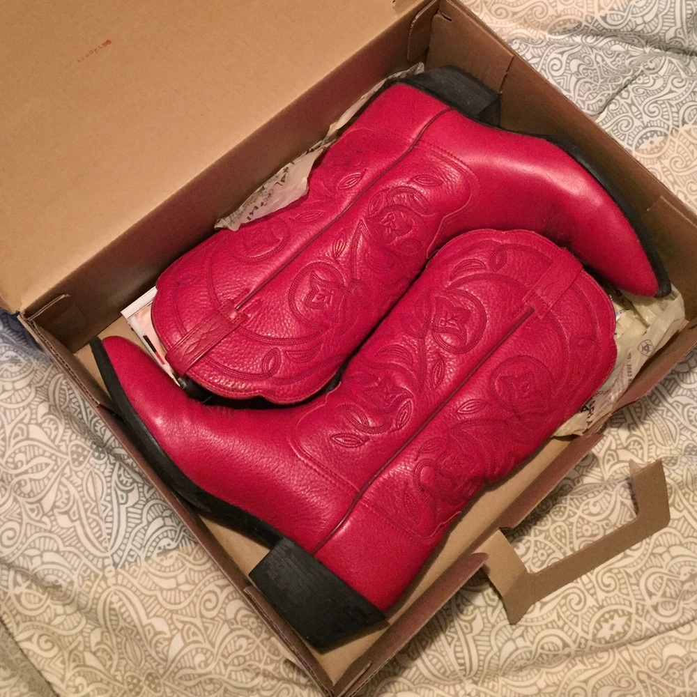 Red Ariat Cowgirl boots - size 7.5!
