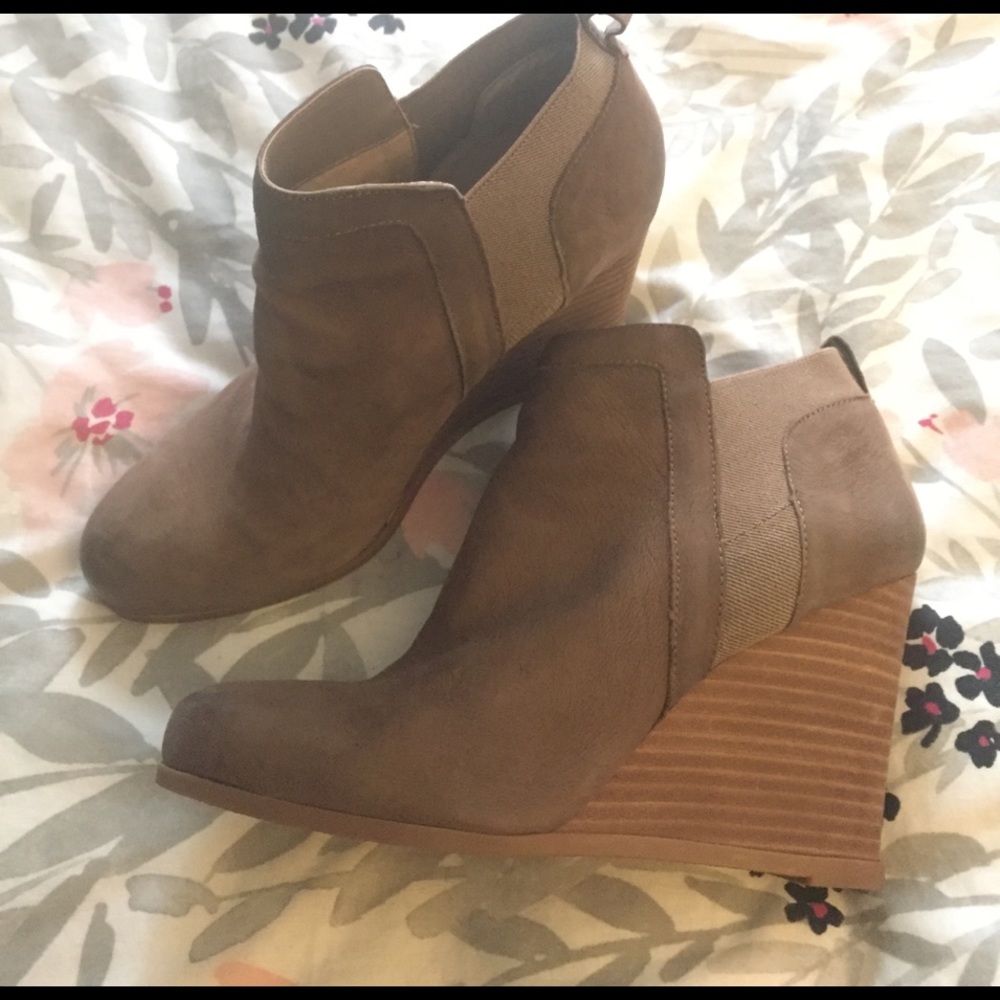 Crown Vintage tan wedge booties