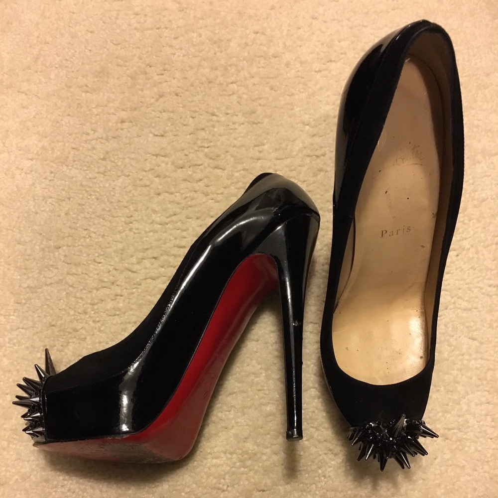 CL spike cap toe pump. Size 40. Runs small