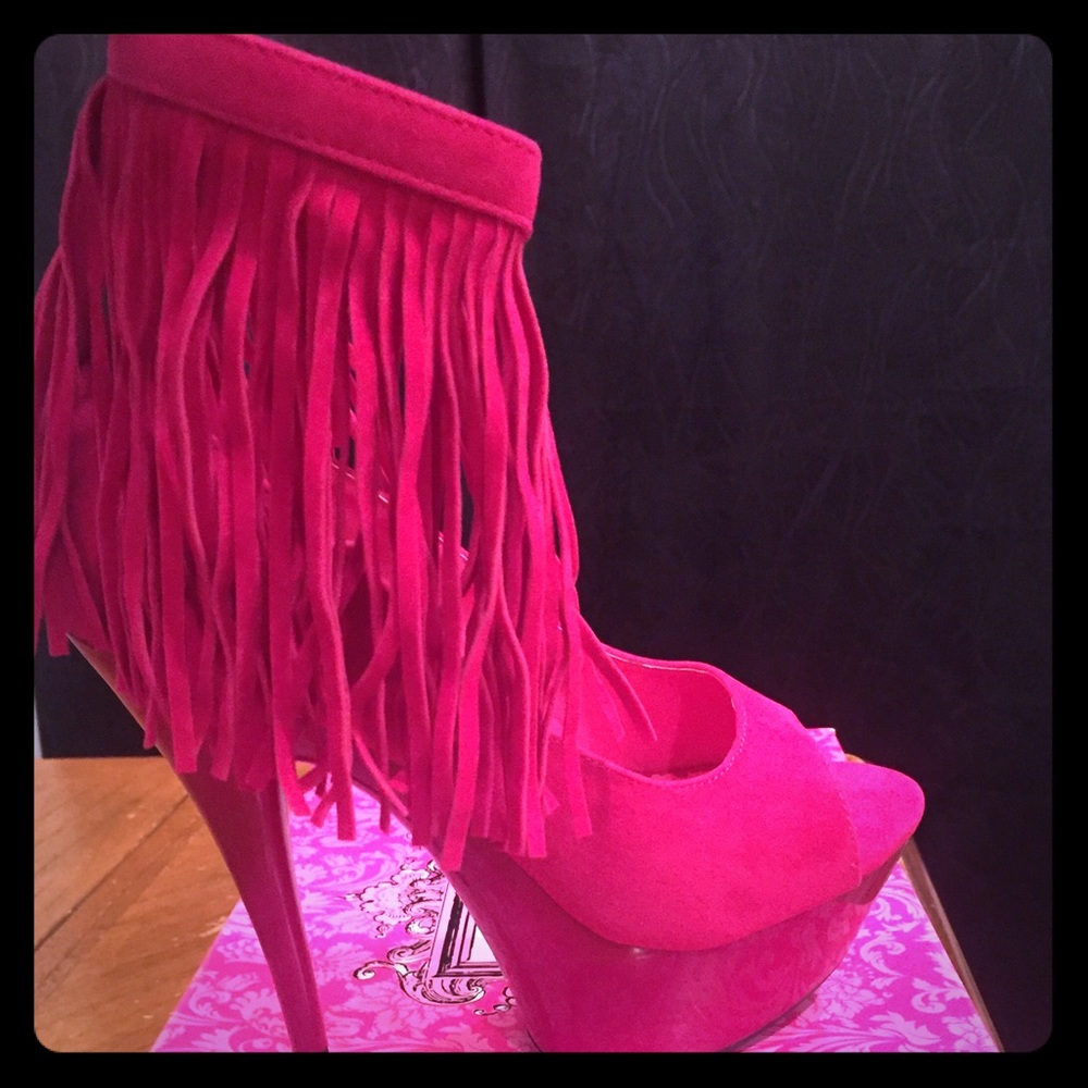 New *Ellie "Aponi"  Fuscia Fringed 6" heels Size 8