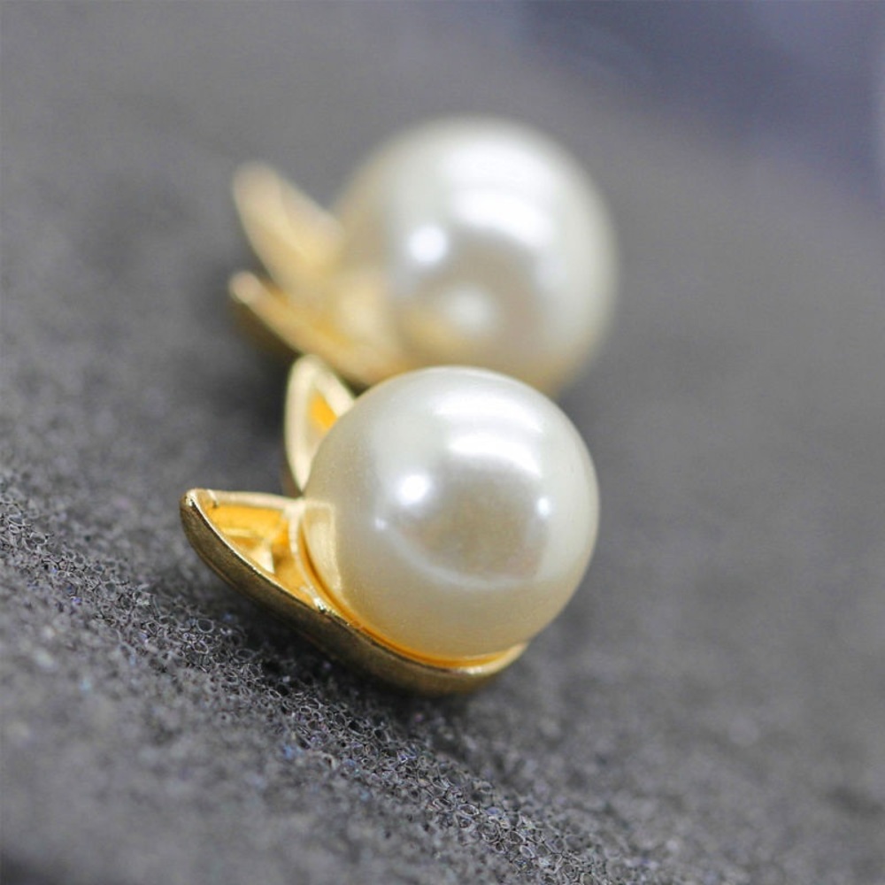BOGO FREE NEW Pearl stud cat earrings - Picture 4 of 4