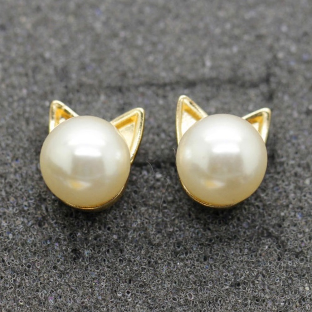 BOGO FREE NEW Pearl stud cat earrings - Picture 2 of 4