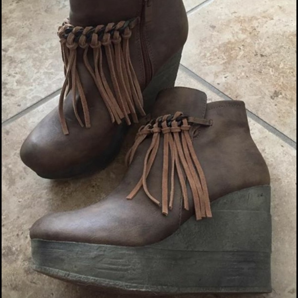 Authentic Boutique Zepp Wedges