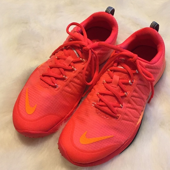 Nike Women's Lunar Cross Element Running Shoe - Picture 2 of 8