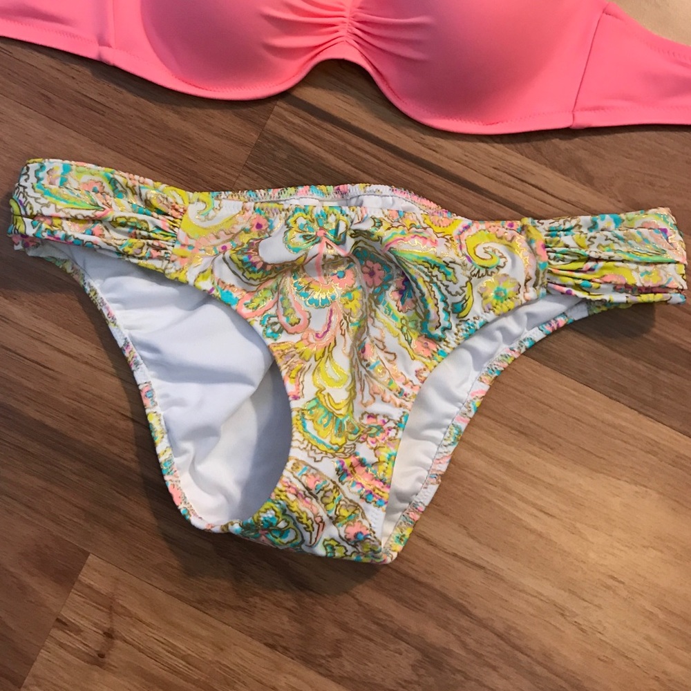 Victoria Secret swimsuit bottoms only!☀️