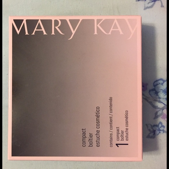 Mary Kay compact - Picture 1 of 3