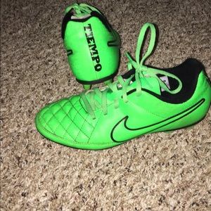Boys cleats size 5.5 Excellent condition