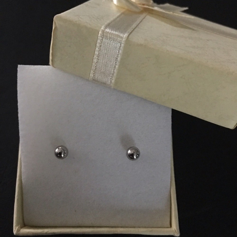 NWOT 14k White Gold 4mm Ball Earrings (NEVER WORN)