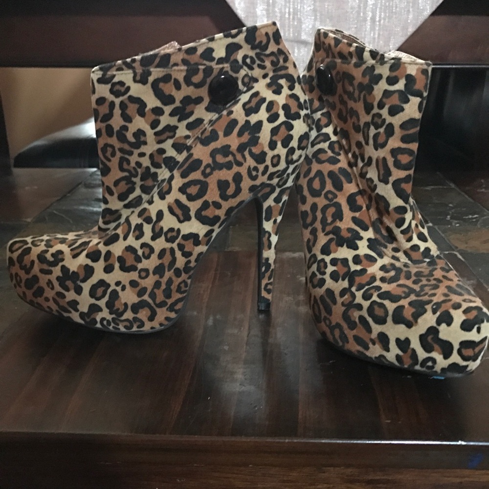 Leopard pumps