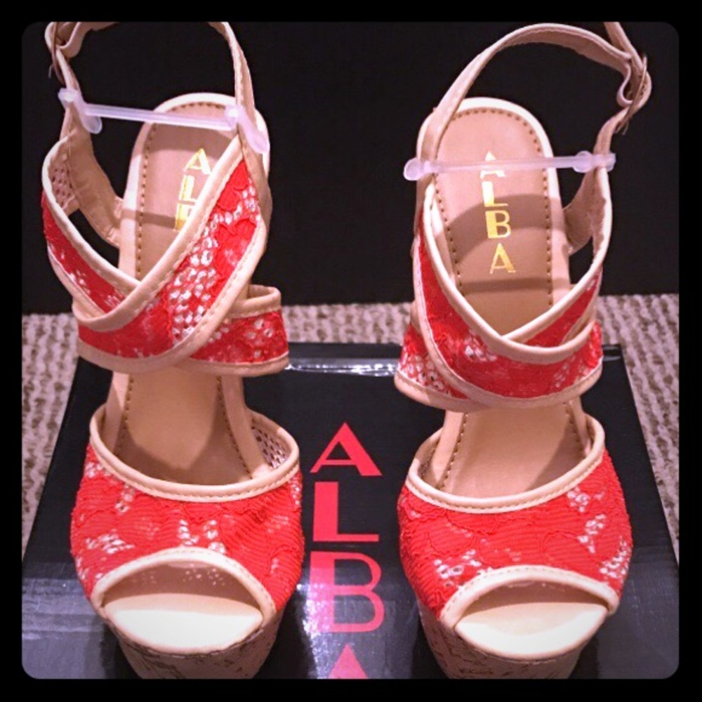 BRAND NEW! Red and cream floral wedges size 7