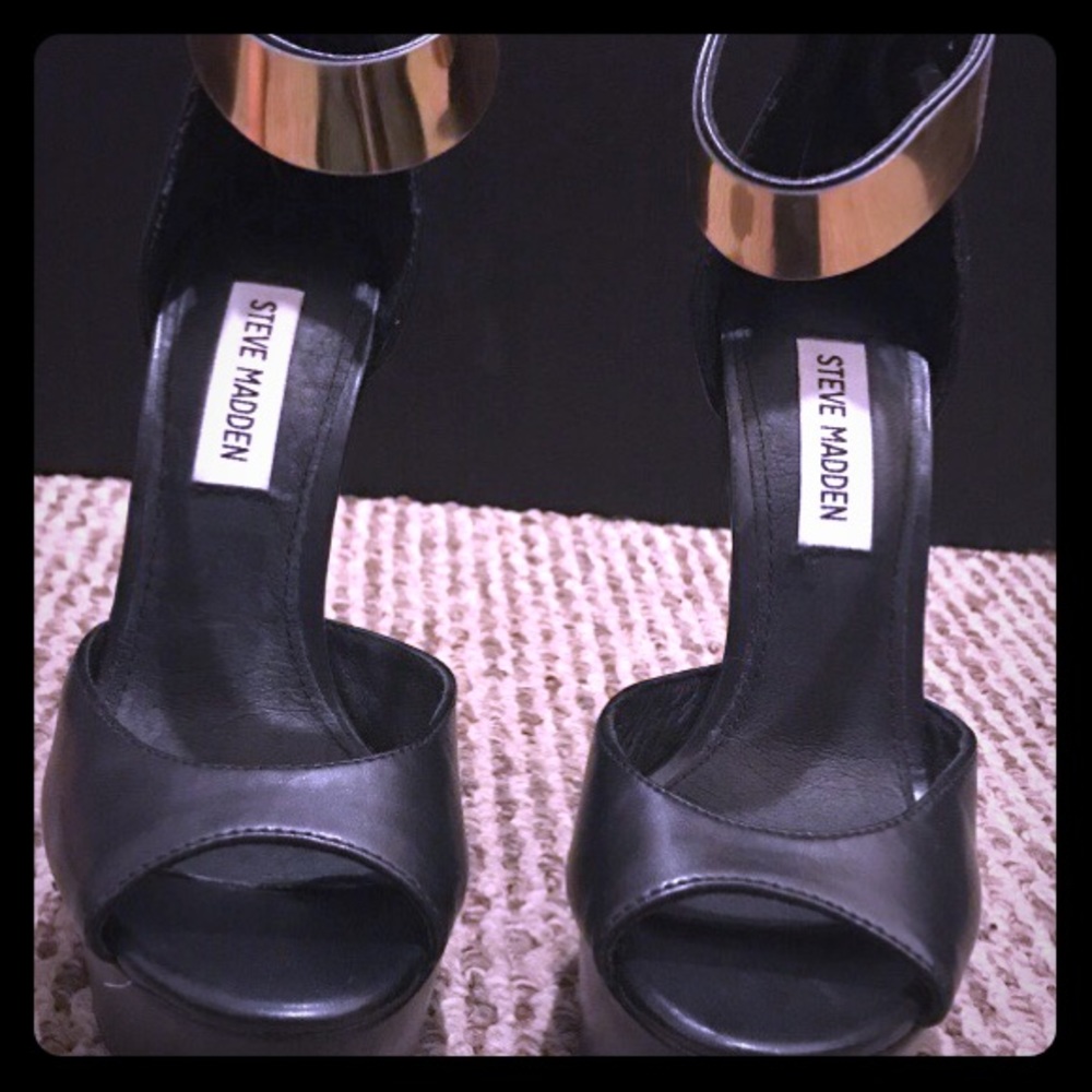 Gold ankle black Steve Madden heel size 6