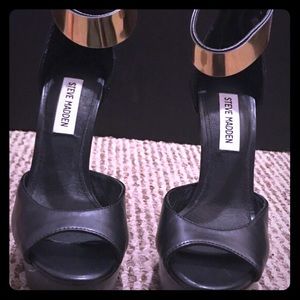 Gold ankle black Steve Madden heel size 6