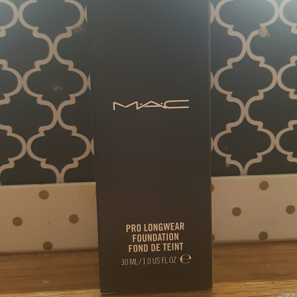 Mac pro long wear foundation