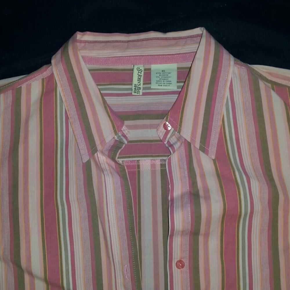 **SOLD** Short sleeve button down - Picture 2 of 4