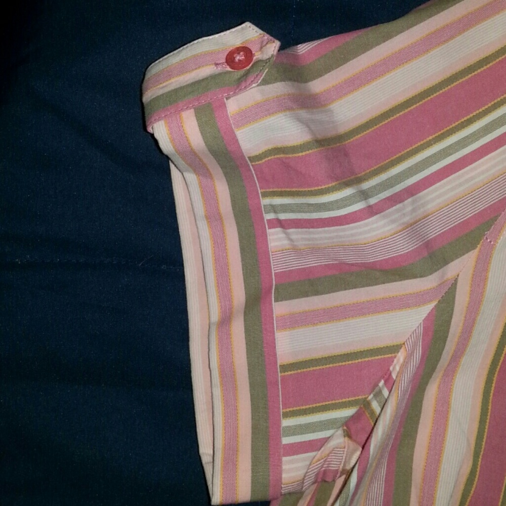 **SOLD** Short sleeve button down - Picture 3 of 4
