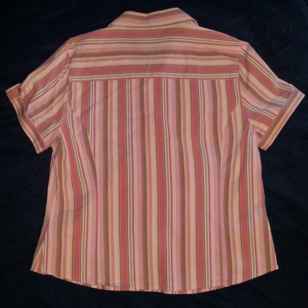 **SOLD** Short sleeve button down - Picture 4 of 4