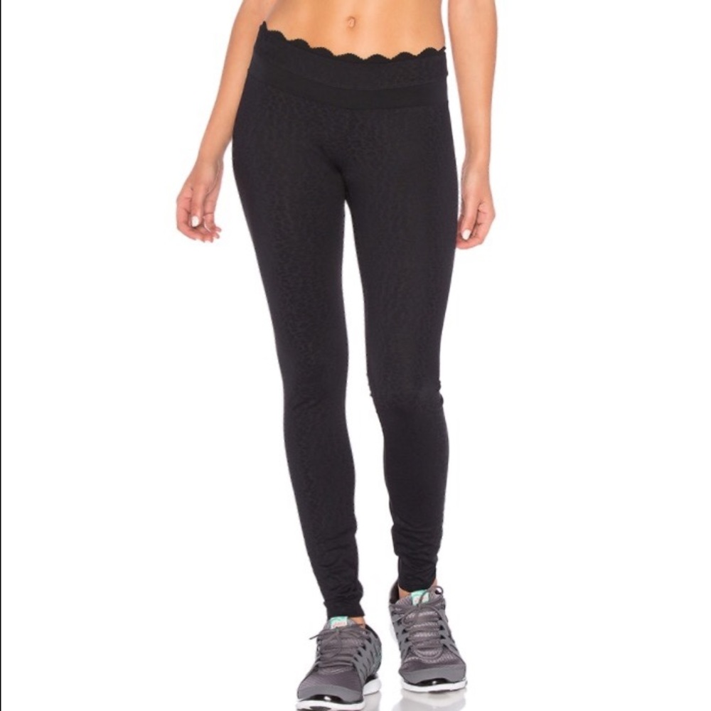 🆕 Track & Bliss Black Scallop Yoga Leggings NWT!!
