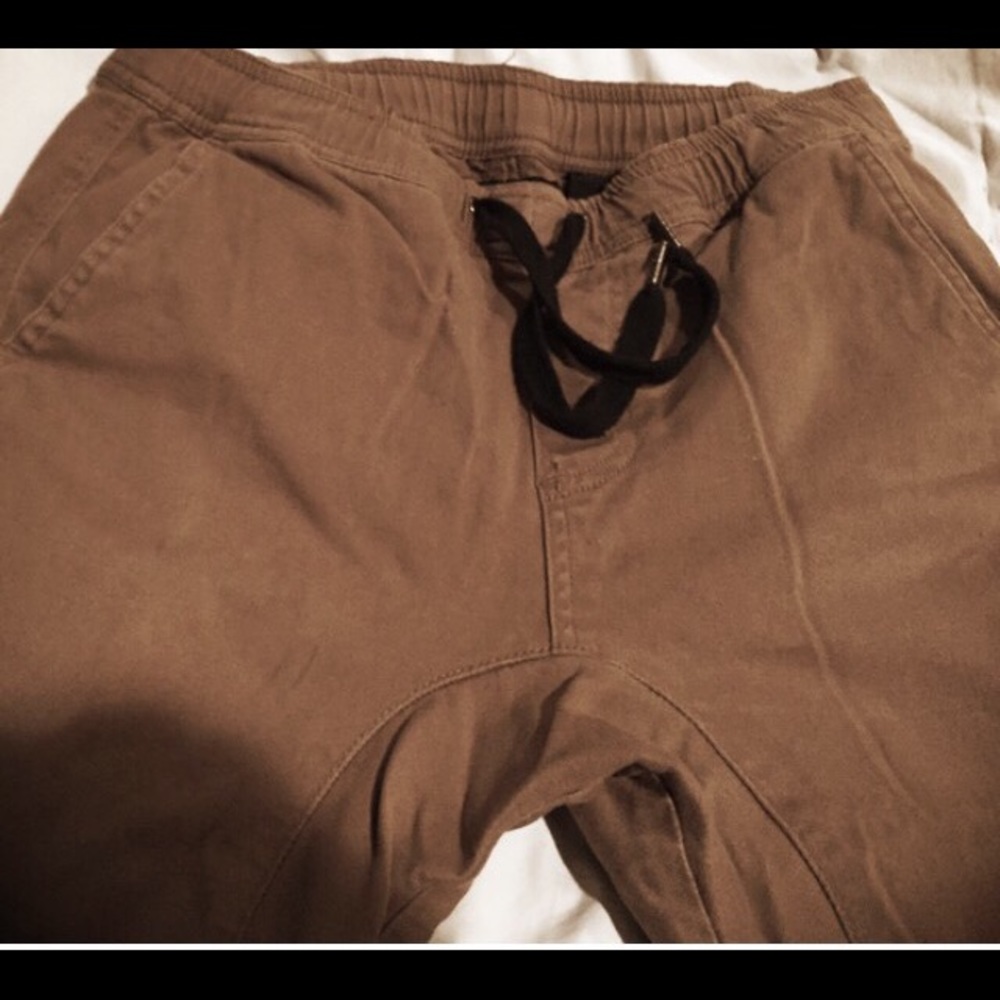 2 Men chino joggers.