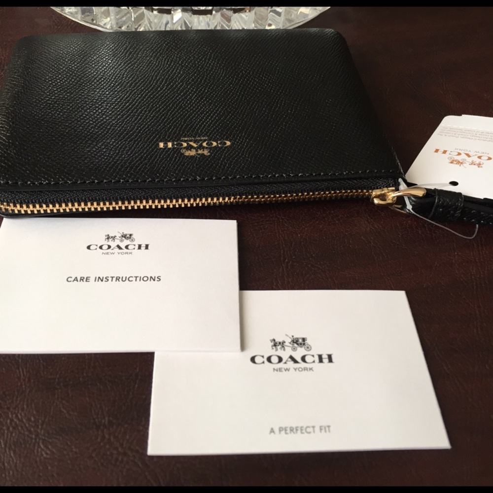 SOLD Coach Wristlet Black with Embossed Leather - Picture 4 of 4