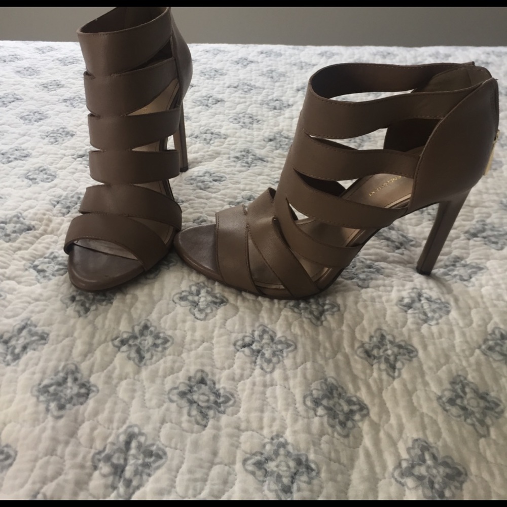 Cute tan BCBGeneration heels 👠