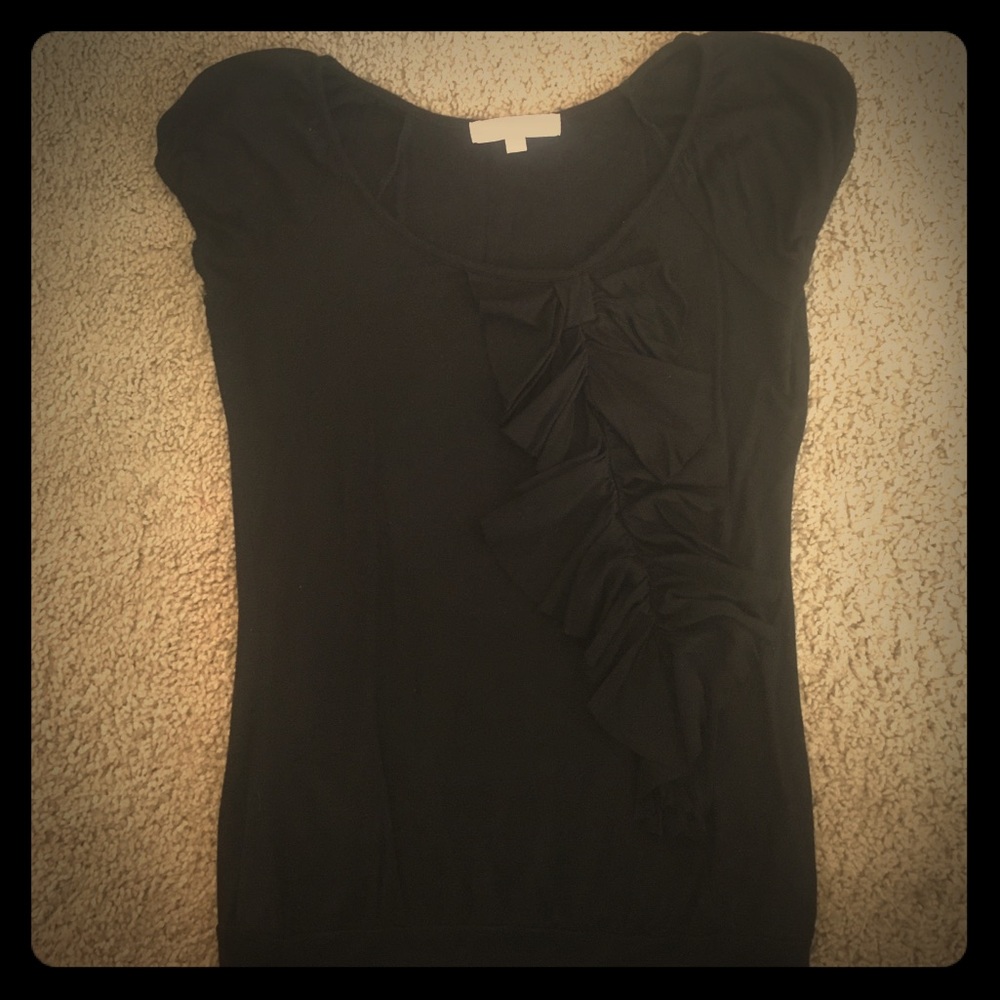 Black t-shirt with bow.