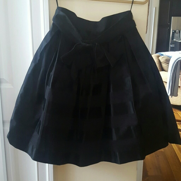 Black full skirt with bow - Picture 1 of 1