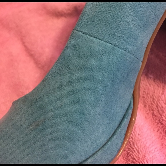 Size 6 1/2 teal suede stilettos - Picture 3 of 3