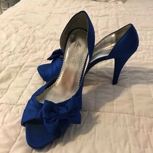 Michaelangelo royal blue satin heels size 9