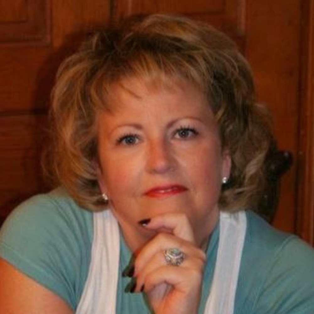 Meet your Posher,   DeEnna