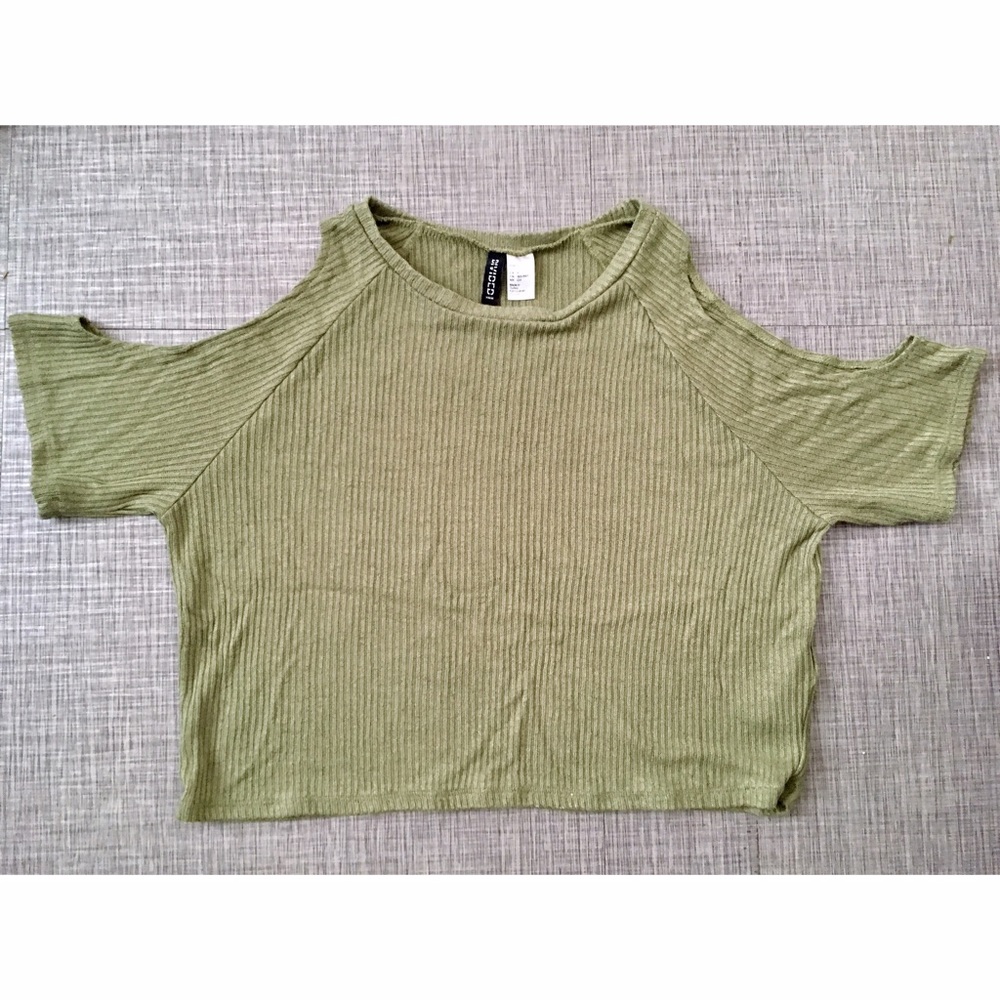 Off-the-shoulder army grey shirt