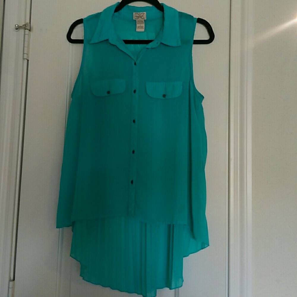 Sleeveless collard blouse.