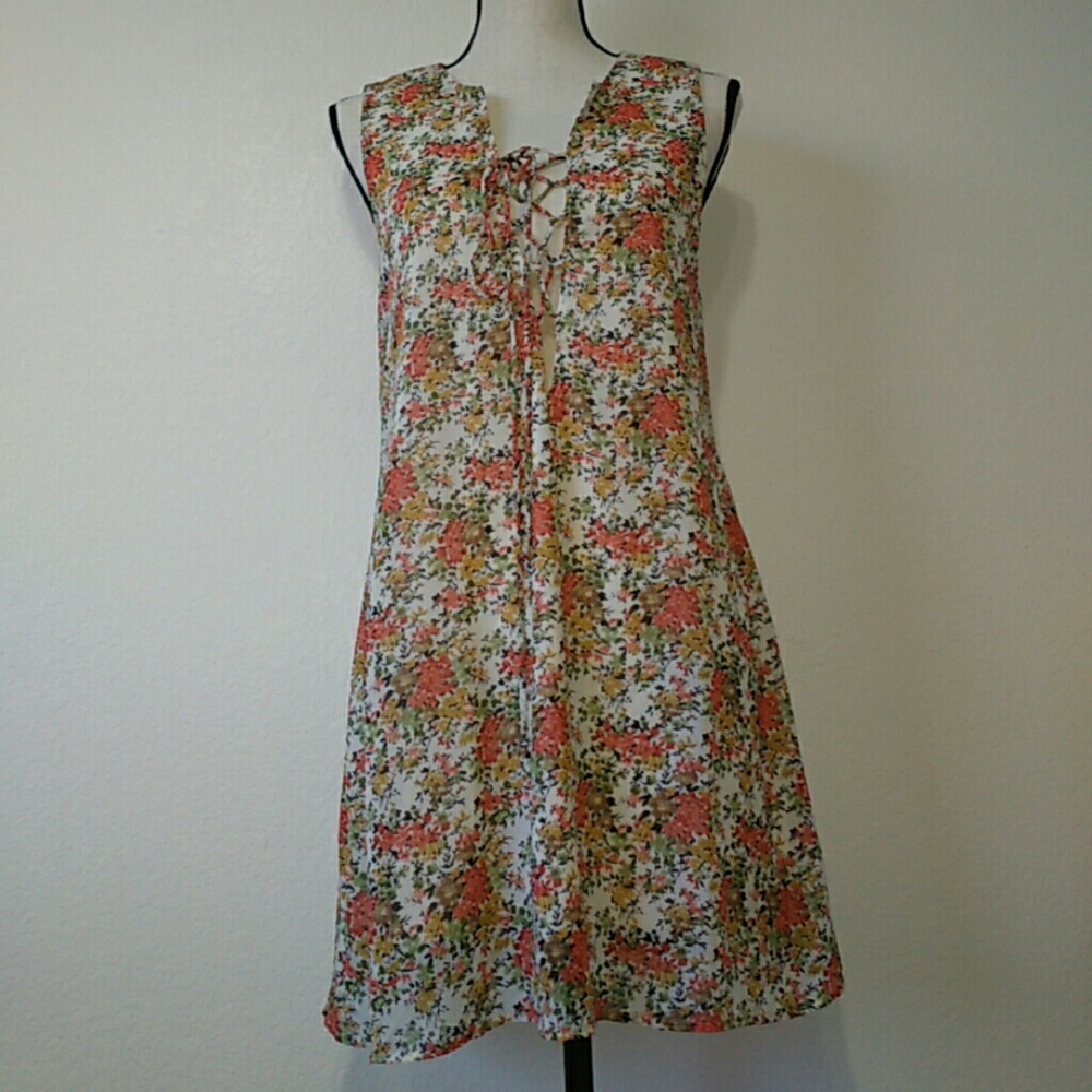 3/$10 Tobi Floral Lace Up Shift Dress