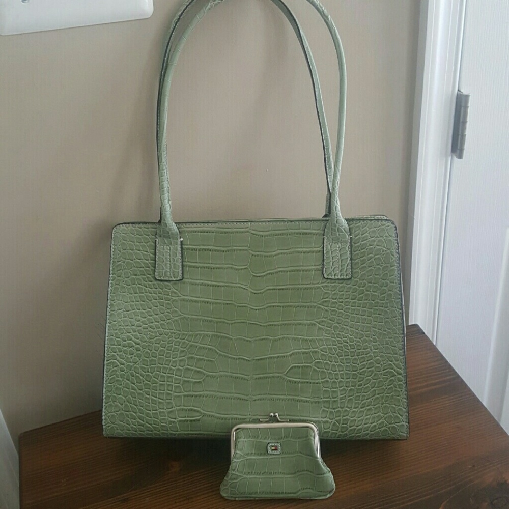 Nearly New Tommy Hilfiger purse with matching chan