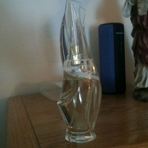 Cashmere mist perfume