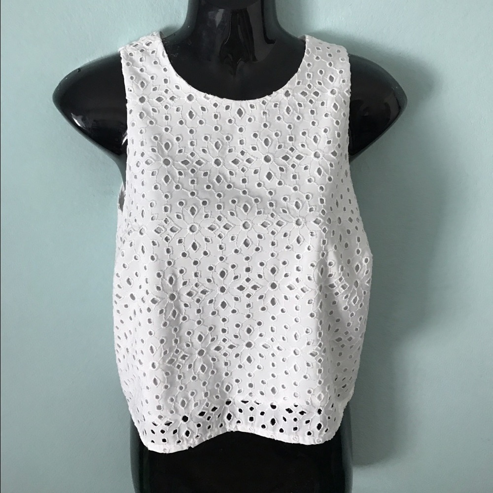 Adorable white top. Hits right at hip. Perfect cd. - Picture 2 of 3