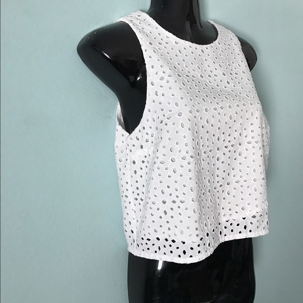 Adorable white top. Hits right at hip. Perfect cd. - Picture 3 of 3