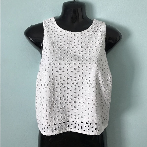 unknown  Tops - Adorable white top. Hits right at hip. Perfect cd.