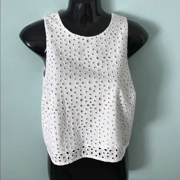 Adorable white top. Hits right at hip. Perfect cd. - Picture 2 of 3