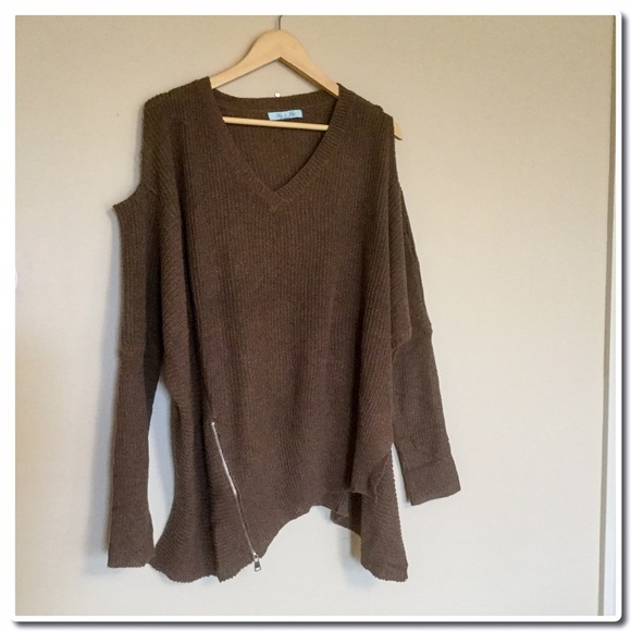 COLD SHOULDER SWEATER W/ FRONT ZIPPER - Picture 5 of 5