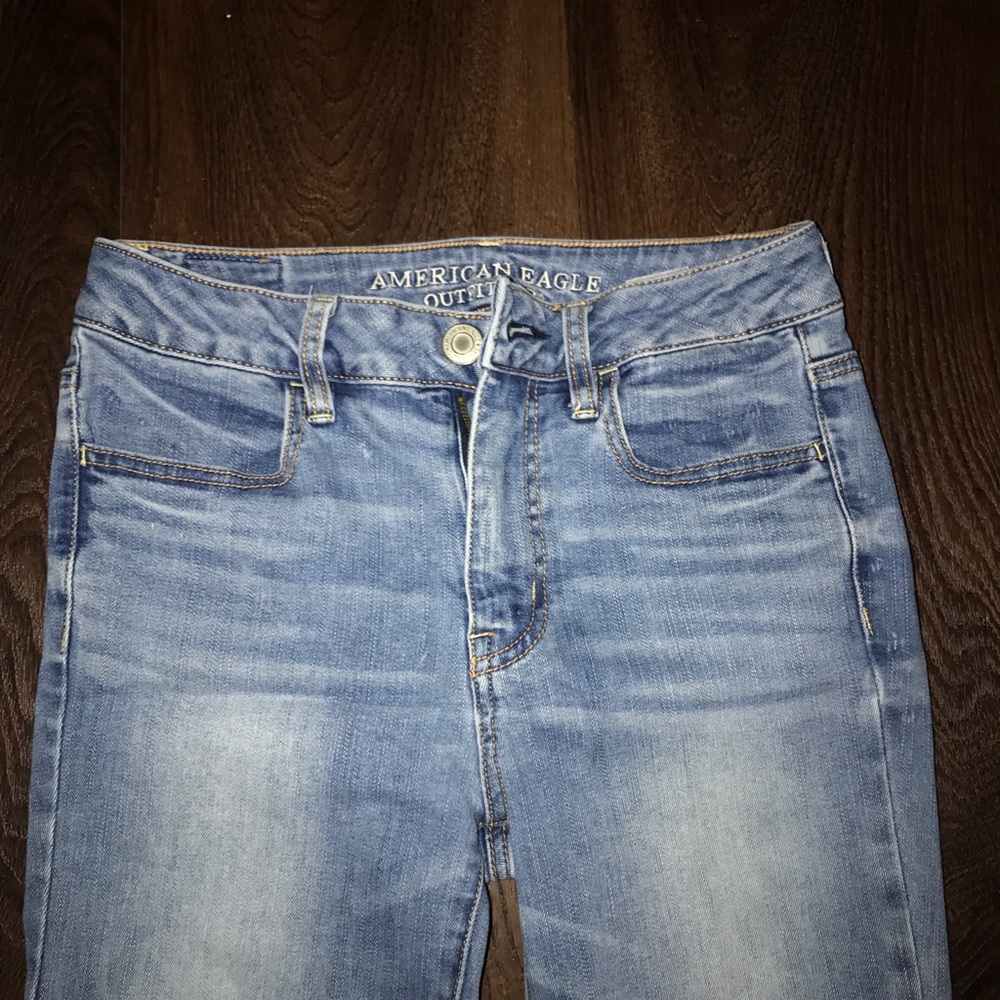 Light wash American Eagle stretch skinny jeans