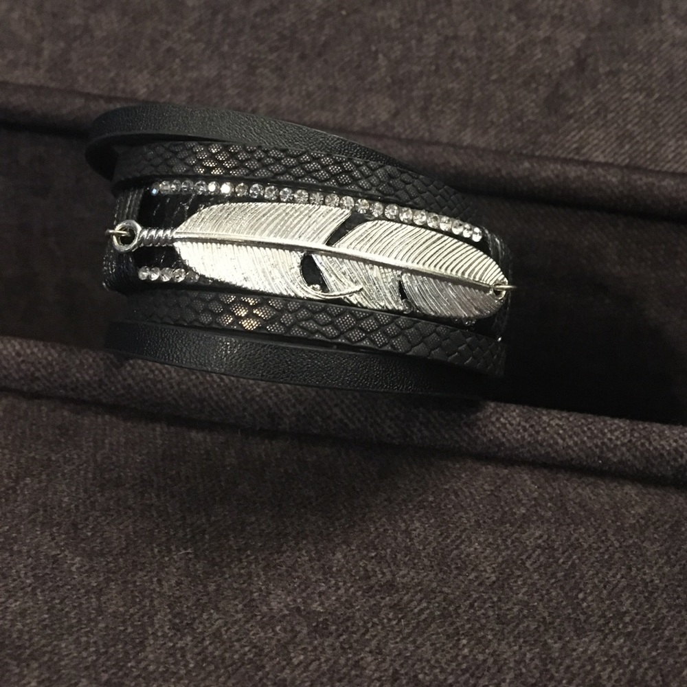 Feather cuff
