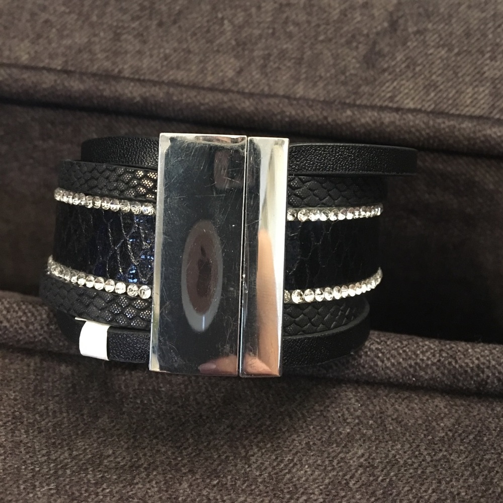 Feather cuff - Picture 2 of 3