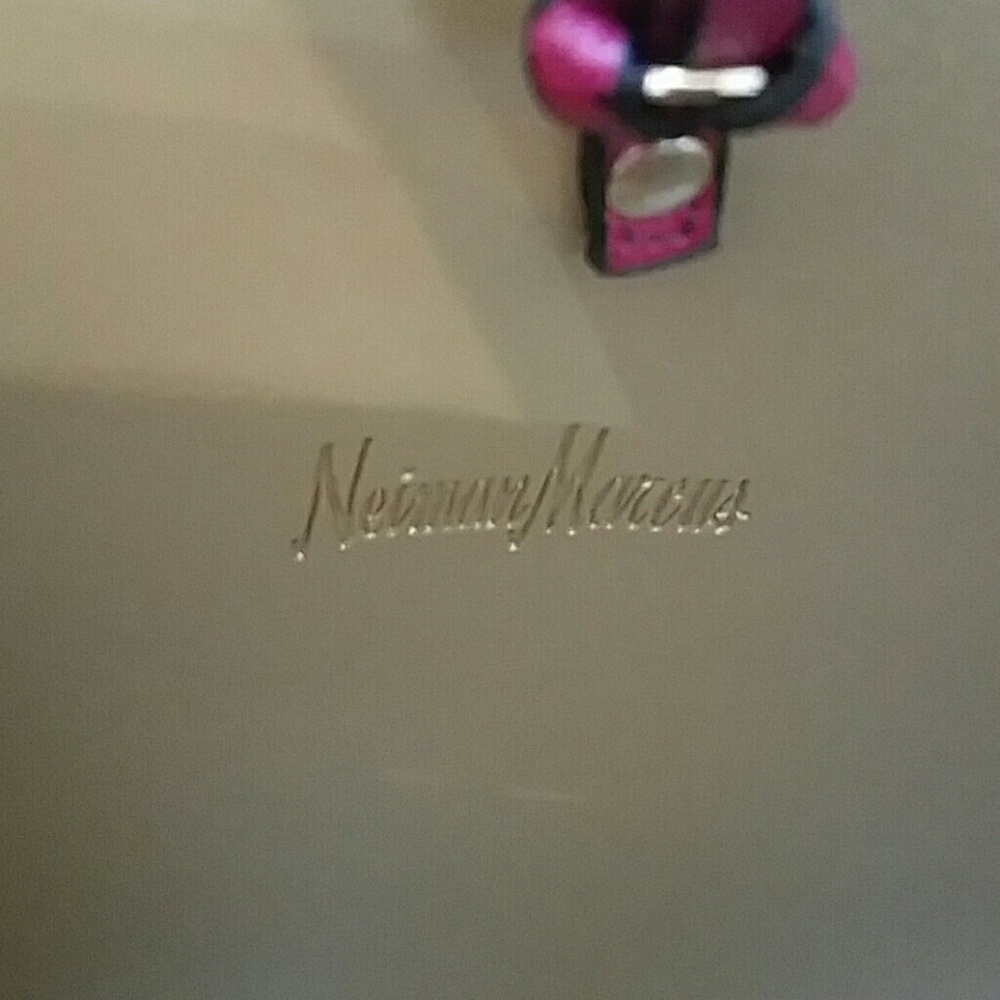 Fuscia tote bag with tassel NEW! Neiman Marcus - Picture 5 of 5
