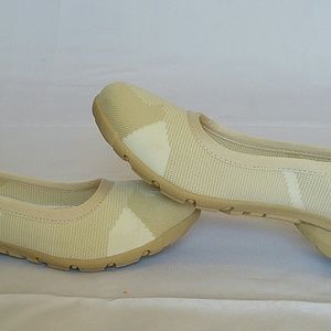 NWOT Comfort Flats Relaxed Fit Memory Foam