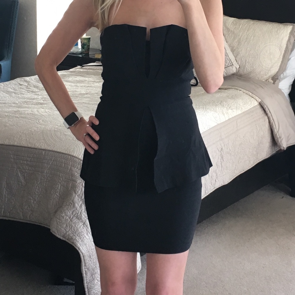Gorgeous little black dress!