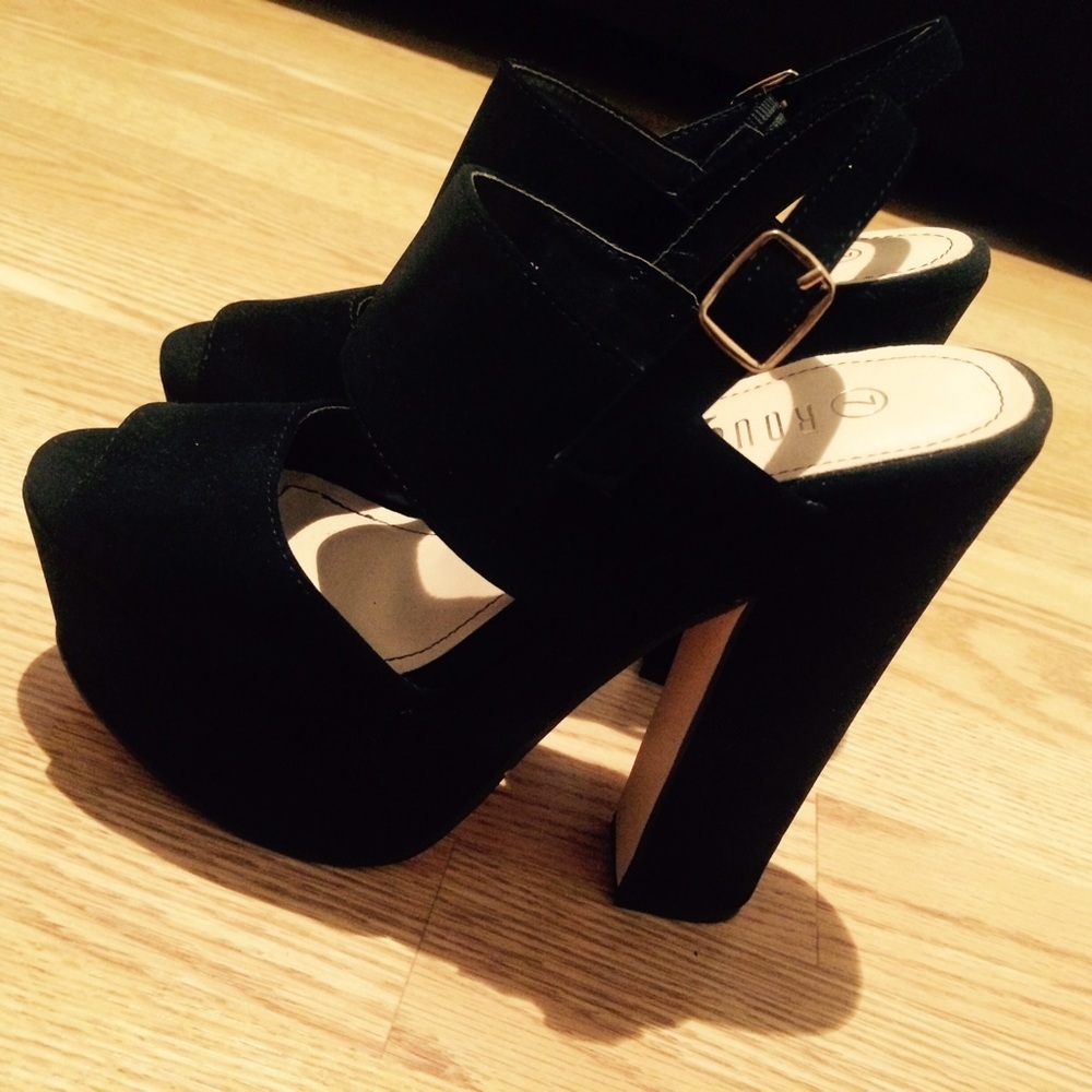 Black Chunky Heels 🌚